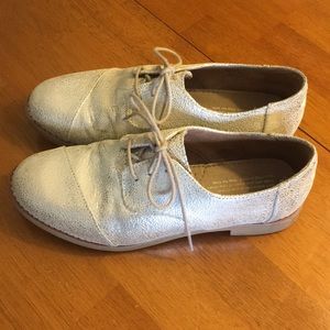 Toms Shoes - Toms lace-up silver crackle shoes, size 8. Toms Shoes - Toms lace-up silver crackle shoes, size 8.